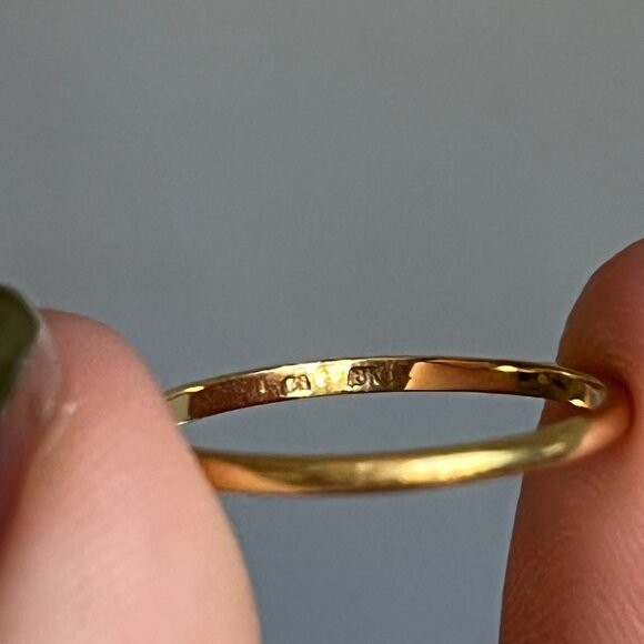 Catbird Classic Wedding Band, Half Round Band, 1mm, 18K Yellow Gold - Picture 3 of 4